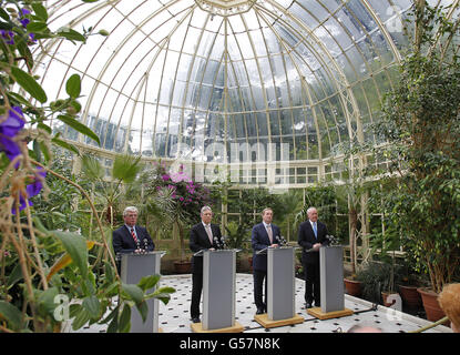 (Gauche - droite) Tanaiste Eamon Gilmore, Irlande du Nord Premier ministre Peter Robinson, Taoiseach Enda Kenny et vice-premier ministre Martin McGuinness au Conservatoire de verre de la maison Farmleigh à Phoenix Park, Dublin, à la conférence de presse suivant le Conseil ministériel Nord-Sud (CNSMC). Date de la photo: Vendredi 15 juin 2012. Voir PA Story POLITICS Council Irlande. Le crédit photo devrait être le suivant : Julien Behal/PA Wire Banque D'Images