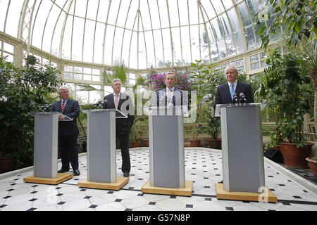 (Gauche - droite) Tanaiste Eamon Gilmore, Irlande du Nord le premier ministre Peter Robinson, Taoiseach Enda Kenny et le premier ministre adjoint Martin McGuinness au Glass Conservatory of Farmleigh House à Phoenix Park, Dublin, lors de la conférence de presse qui suit le Conseil ministériel Nord-Sud (CNMC). Banque D'Images