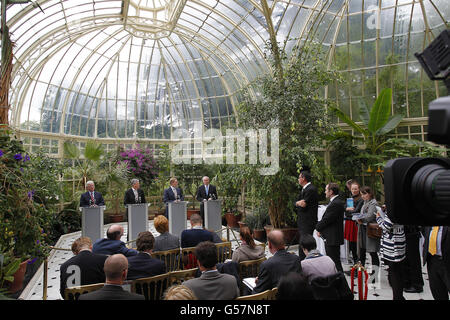 (Gauche - droite) Tanaiste Eamon Gilmore, Irlande du Nord le premier ministre Peter Robinson, Taoiseach Enda Kenny et le premier ministre adjoint Martin McGuinness au Glass Conservatory of Farmleigh House à Phoenix Park, Dublin, lors de la conférence de presse qui suit le Conseil ministériel Nord-Sud (CNMC). Banque D'Images