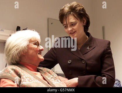 Cherie Booth QC discute avec le patient Win Stone au nouveau centre Lionda McCartney de l'hôpital universitaire Royal Liverpool.Mme Booth a officiellement ouvert le centre de cancérologie de 4 millions nommé d'après Linda McCartney.*Mme McCartney était mariée à l'ancien Beatle Sir Paul McCartney, originaire de Liverpool. Banque D'Images