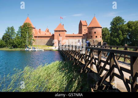 TRAKAI, LITUANIE - 8 juin 2016 : les gens à l'entrée principale du château médiéval situé sur le lac Island à Trakai, Lituanie Banque D'Images