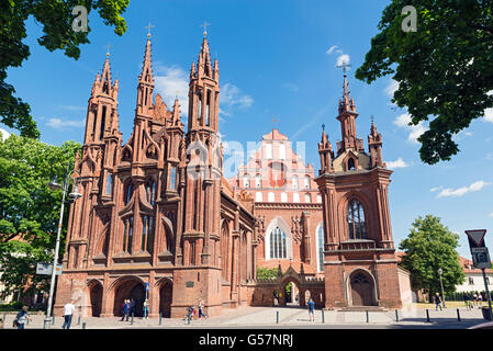 VILNIUS, LITUANIE - 8 juin 2016 : Les gens près de l'église Sainte-Anne et l'église des Saints François et Bernardine dans Vilnius, Lithu Banque D'Images