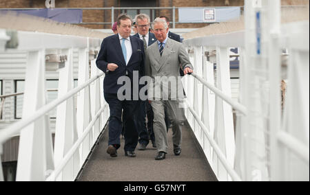 Le Prince de Galles (à droite) et le Président de la Thames Diamond Jubilee Foundation Lord Salisbury lors d'un voyage sur la Tamise pour voir les préparatifs du Jubilee River Pageant. Banque D'Images