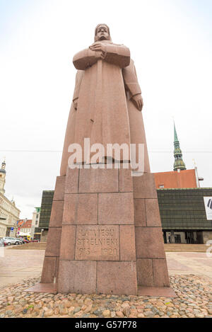 RIGA, Lettonie - JUIN 10,2016 : Monument de tirailleurs lettons (1971) à Riga, Lettonie. Banque D'Images