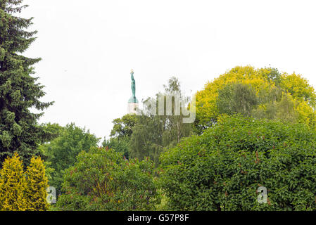 RIGA, Lettonie - JUIN 10,2016 : Monument de la liberté à Riga. Femme tenant trois étoiles d'or qui symbolisent trois régions de Lettonie Banque D'Images