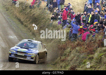 Richard Burns dans son Subaru Impreza WRC 2000 sur la scène Margam (SS13) du Network Q Rally Grande-Bretagne. Banque D'Images