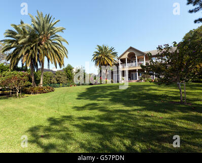 Vue de l'arrière d'un côté du lac, hôtel particulier maison individuelle à Lake Butler, Windermere, l'Orange County, en Floride. Banque D'Images