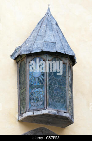 TALLINN, Estonie- 12 juin 2016 : fenêtre médiévale de vitraux, détail d'immeuble ancien dans la vieille ville. Banque D'Images