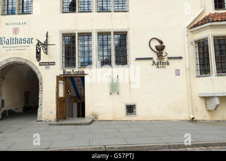 TALLINN, Estonie- 12 juin 2016 : Façade d'une ancienne pharmacie, 15e siècle. Tallinn. Banque D'Images