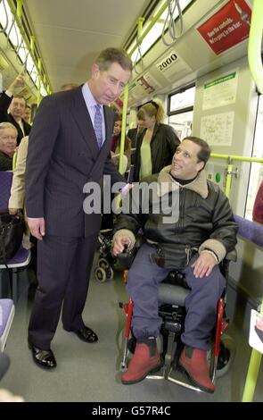 Le Prince de Galles s'entretient avec l'utilisateur du fauteuil roulant Marc Peter de South Croydon à bord d'un tramway Croydons, le tramway électrique de pointe. Le Prince était dans le sud de Londres pour voir le nouveau système de transport écologique de 200 millions. Banque D'Images