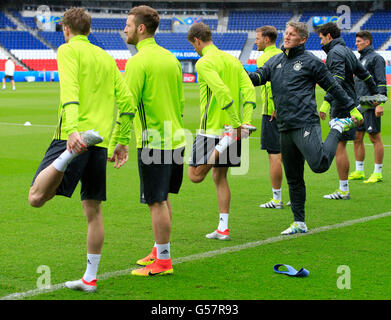 Bastian Schweinsteiger l'Allemagne (à droite) lors d'une session de formation au Parc des Princes, Paris. Banque D'Images