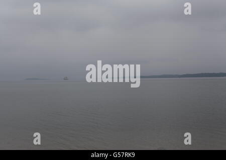 Bateau à voile dans le brouillard Banque D'Images