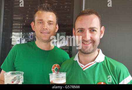 Dave Butler et Paul Maharaj à Lille, France, qui est originaire de la ville de Kilkenny, mais vit à Birmingham, a dit à son patron qu'il ne serait pas en arrière comme il avait un tournoi de football pour aller à. Banque D'Images