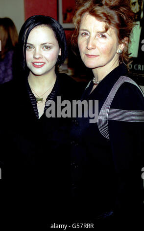 Christina Ricci (L) et Sally Potter, respectivement star et réalisateur du film, arrivant pour le Gala de la projection de charité de l'Homme qui cria, à l'Odéon West End, Londres. Banque D'Images