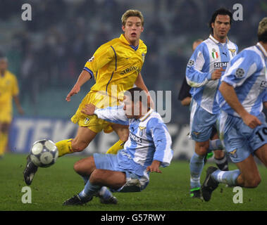 Alan Smith (à gauche) de Leeds United traverse la défense du Latium lors de leur match de la Ligue des Champions à Rome. Banque D'Images