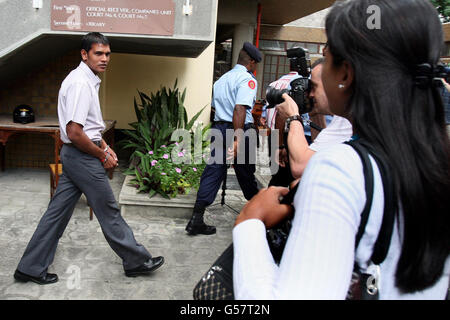 Avinash Treebhoowoon, 30 ans, regarde sa femme Reshma en quittant la Cour suprême à Port Louis, Maurice, le dixième jour du procès pour le meurtre de la citoyenne irlandaise Michaela McReavey, qui a été assassinée lors de sa lune de miel il y a un an. Banque D'Images