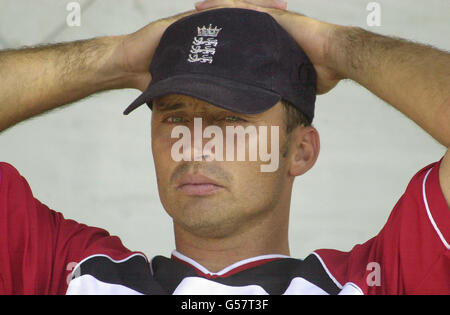 Nasser Hussain, skipper d'Angleterre, lors de la session de l'équipe au stade national de Karachi. Le troisième et dernier match de test contre le Pakistan commence avec la série à 0-0 après deux matches tirés. Banque D'Images