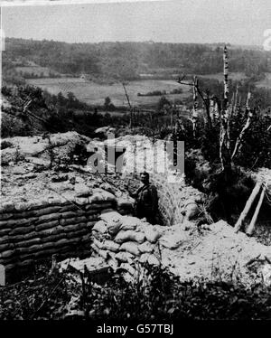 1918 : un soldat de l'armée expéditionnaire américaine inspecte une tranchée solidement construite abandonnée par l'armée allemande sur le front occidental, probablement dans la région d'Argonne en France.Photo de la collection PA de la première Guerre mondiale. Banque D'Images