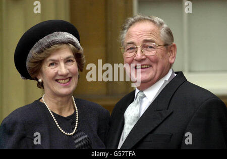 Gouverneur de la Banque d'Angleterre Sir Edward George avec sa femme Vanessa au Palais de Buckingham, après avoir reçu une chevalier de la Reine.* connu jusqu'à présent sous le nom d'Eddie, le nouveau chevalier de Threadneedle Street a dit que sa femme - maintenant Lady George - avait toujours préféré les gens de l'appeler Edward.08/11/01 Sir Edward George, gouverneur de la Banque d'Angleterre, a réduit les taux d'intérêt du Royaume-Uni d'un demi-point à 4 %. Banque D'Images