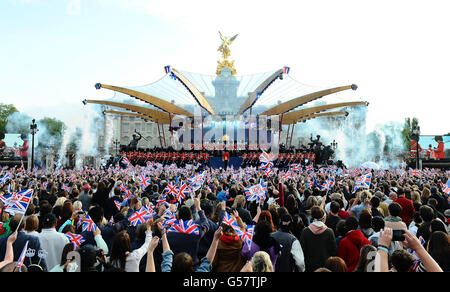 Vue générale sur la scène devant le palais de Buckingham pendant le concert du Jubilé de diamant. Banque D'Images