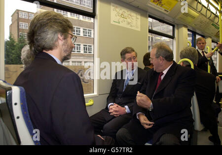 Prince Charles sur le nouveau système Tramlink, qui va de Croydon à New Addington. Le Prince a rencontré un utilisateur de fauteuil roulant et une mère avec un buggy à bagy pendant le trajet. Banque D'Images