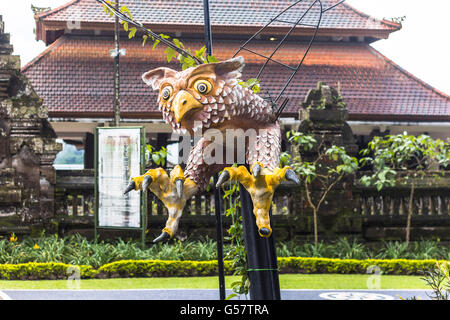 Eagle statue dans le temple en Bali, Indonésie Banque D'Images