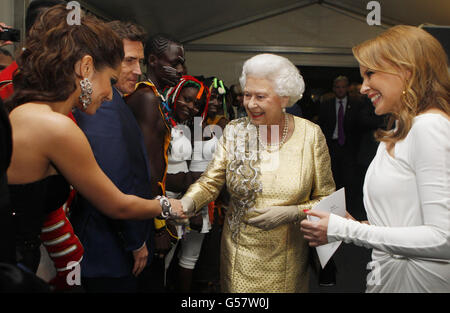 La reine Elizabeth II rencontre les coulisses de Cheryl Cole au Diamond Jubilee concert devant Buckingham Palace, Londres. Banque D'Images