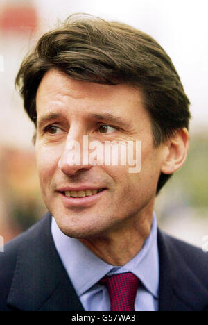 Ancien athlète, Lord Sebastian COE, lors d'une visite à Beeston, à Nottingham, où il a accompagné le chef du Parti conservateur de l'opposition, William Hague, lors de sa visite dans la région.* 14/2/2001: Il s'est embroché dans une guerre des mots après avoir revendiqué l'époque de Linford Christie comme capitaine sportif britannique a été marré par 'conflit continuels'.Le CoE, dans son article Daily Telegraph, a décrit le comportement de Christie comme « obraque » et a affirmé qu'il n'avait été fait que capitaine de l'équipe britannique pour acheter la paix aux responsables.L'ancien athlète, qui a remporté deux titres olympiques dans les années 1980, a également déclaré qu'il pensait Christie Banque D'Images