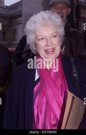 June Whitfield au service commémoratif du radiodiffuseur vétéran Desmond Wilcox à l'église St Martin-in-the-Fields, Trafalgar Square, Londres. *...Wilcox, mari de l'animateur Esther Rantzen, était mieux connu pour ses documentaires primés, y compris le Boy David sur un David Jackson quand il était enfant en Amérique du Sud avec de terribles défigurations faciales. M. Jackson donnera une adresse personnelle à la congrégation en service. Banque D'Images