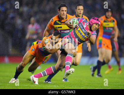 Ryan Atkins de Warrington Wolves s'attaque à Ben Jones-Bishop de Leeds Rhinos Banque D'Images