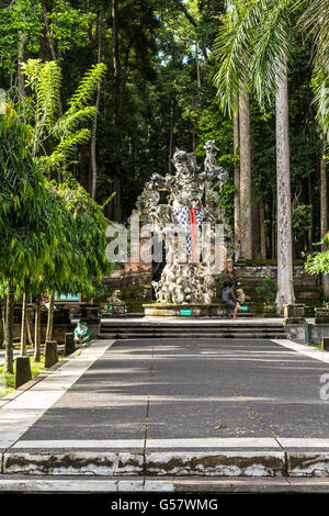 Statue dans la forêt des singes à Bali Banque D'Images