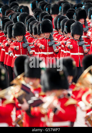 Les troupes des gardes irlandais participent à la Revue du colonel, dans le centre de Londres, à la répétition finale avant la cérémonie annuelle de Trooping the Color qui marque l'anniversaire de la reine Elizabeth II. Banque D'Images