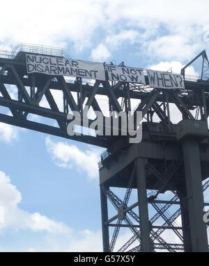 Les militants anti-armes nucléaires défont une bannière sur le bras de la grue du Finniston à Glasgow. Banque D'Images