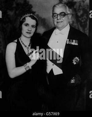 L'AGA KHAN 1932 : un portrait posé de l'Aga Khan, le célèbre sportif indien, avec sa femme d'origine française, le Begum Sultan. Banque D'Images