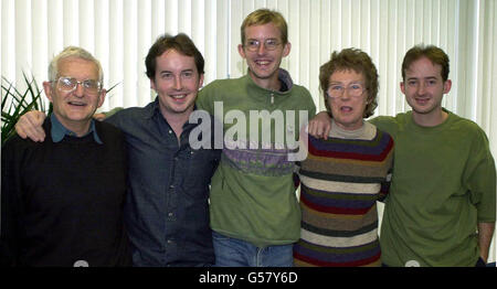 Paul Winder (C) avec sa famille (L-R) père Brian, frère Billy, mère Anne et frère Kevin à l'aéroport de Gatwick, après avoir été libéré d'un enlèvement de 9 mois en Colombie.Winder, 29 ans, d'Essex, et Tom Hart Dyke, 24 ans, de Kent, étaient en bonne santé.* malgré l'enlèvement et une marche de huit jours à la liberté. Banque D'Images