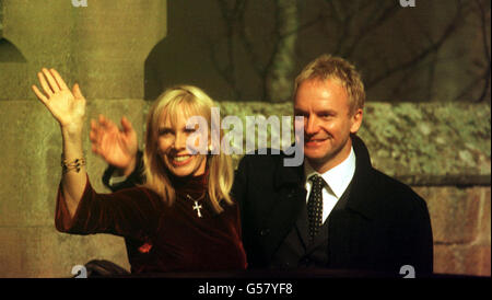 Trudie Styler et son mari, la chanteuse Sting, arrivent pour le baptême de Madonna et du fils de quatre mois de Guy Ritchie, Rocco, à la cathédrale de Dornoch, en Écosse, la veille de l'mariage de Madonna et Guy au château de Skibo. Banque D'Images