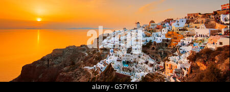 Au coucher du soleil, Oia, Santorin vue panoramique Banque D'Images