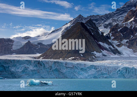 Dans Samarinvågen Samarinbreen le vêlage des glaciers, la baie du fjord Hornsund dans Sørkapp Terrain à Monte Carlo, Banque D'Images