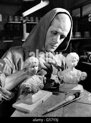 Frère Gilbert travaillant sur des bustes miniatures de la Reine à l'abbaye de Prinknash, Painswick, Gloucestershire, où les moines travaillent dur dans leurs poteries pour faire des souvenirs de Coronation. Banque D'Images