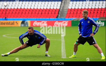 L'Irlande du Nord Gareth MCauley (à gauche) et Jamie Ward (à droite) lors d'une session de formation au Parc des Princes, Paris. Banque D'Images