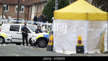 La police armée assiste à la scène dans la région de Norris Green à Liverpool après qu'un homme ait été abattu. Banque D'Images