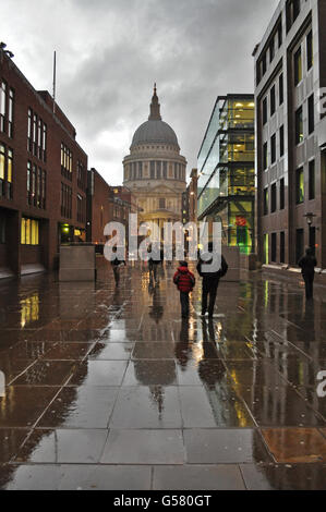 Les gens qui marchent sur la route de la cathédrale St Paul à un jour de pluie Banque D'Images