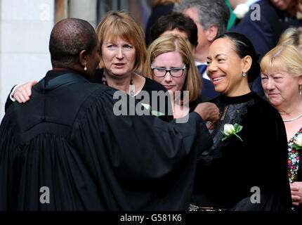 MP de la main-d'Harriet Harman et Oona King (deuxième à droite), avec l'aumônier de l'Orateur, le révérend Rose, Hudson-Wilkin qu'il quitte après un service de prière et de souvenir pour commémorer assassiné MP Jo Cox, à St Margaret's dans le centre de Londres. Banque D'Images