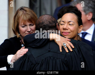 Harriet Harman MP du travail (à gauche) et Oona King (à droite) hug, avec le Président, le révérend Aumônier du Hudson-Wilkin Rose, qu'il quitte après un service de prière et de souvenir pour commémorer assassiné MP Jo Cox, à St Margaret's dans le centre de Londres. Banque D'Images