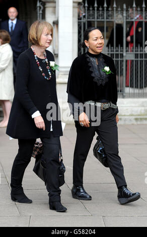 Harriet Harman MP du travail (à gauche) et Oona King, qu'il quitte après un service de prière et de souvenir pour commémorer assassiné MP Jo Cox, à St Margaret's dans le centre de Londres. Banque D'Images