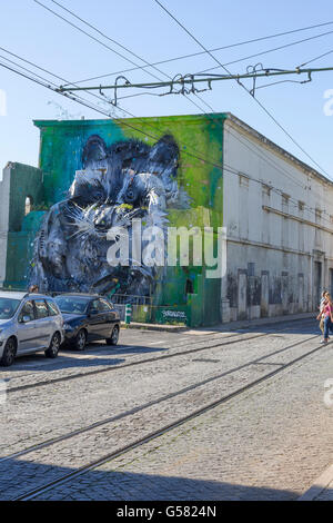 Bordalo II crée des "gros" Racoon, une superbe installation de rue à Belém, Lisbonne, Portugal, Europe, UNION EUROPÉENNE Banque D'Images