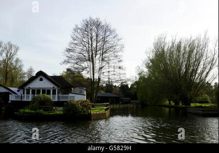 Riverside attrayant chalet chaume par un quartier calme près de Horning sur la rivière Bure dans les Norfolk Broads, Angleterre. Banque D'Images