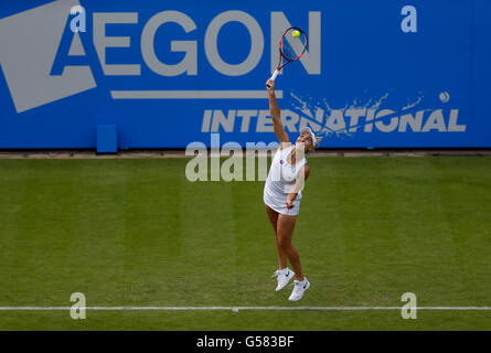 La Russie Elena Vesnina en action au cours de la première journée de la 2016 International AEGON à Devonshire Park, Eastbourne. Banque D'Images