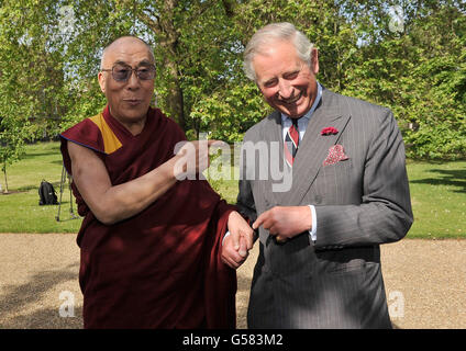 Le Prince de Galles accueille le Dalaï Lama (à gauche) à Clarence House, Londres. APPUYEZ SUR ASSOCIATION photo. Date de la photo: Mercredi 20 juin 2012. Charles est un partisan de longue date du chef spirituel tibétain exilé qui est considéré par la Chine comme une menace séparatiste. Depuis la dernière rencontre de l'héritier du trône avec le Dalaï Lama, il a eu des entretiens avec le président chinois Hu Jintao, qui a soulevé le sujet du Tibet avec le dirigeant lors des pourparlers à Londres en 2009. Le personnage bouddhiste principal est arrivé à Clarence House dans une voiture avec chauffeur et comme il est entré dans la porte de la maison historique l'héritier du trône Banque D'Images