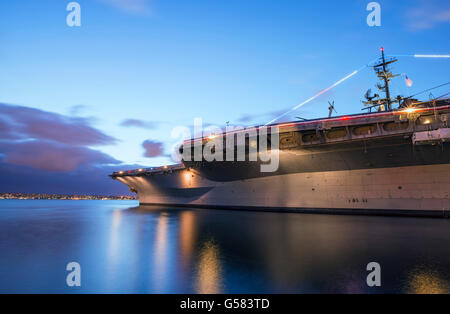 USS Midway Museum Ship at San Diego Harbor. San Diego, Californie, USA. Banque D'Images